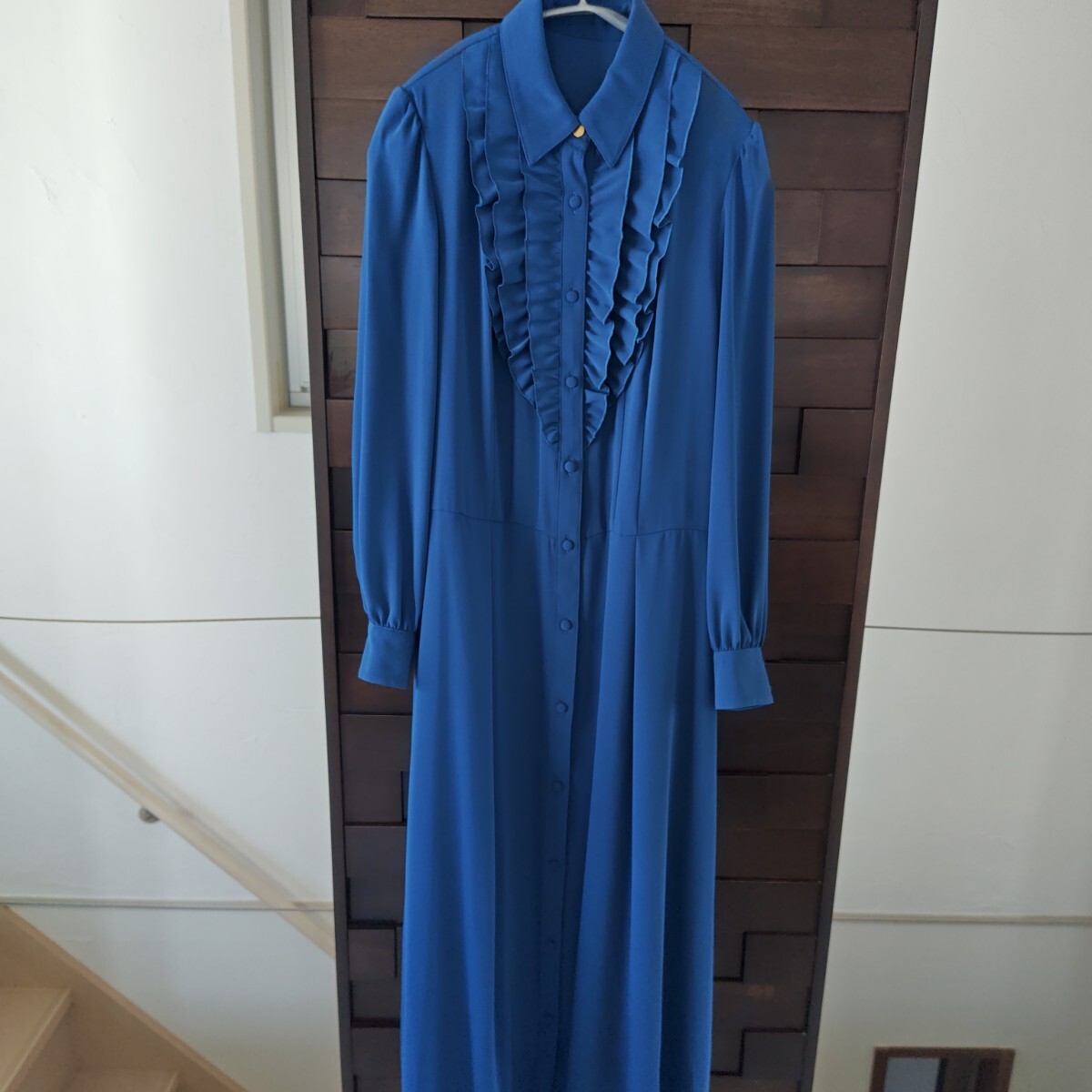 【新品】LOULOU WILLOUGHBY サテンフリルシャツワンピース ブルー_画像5