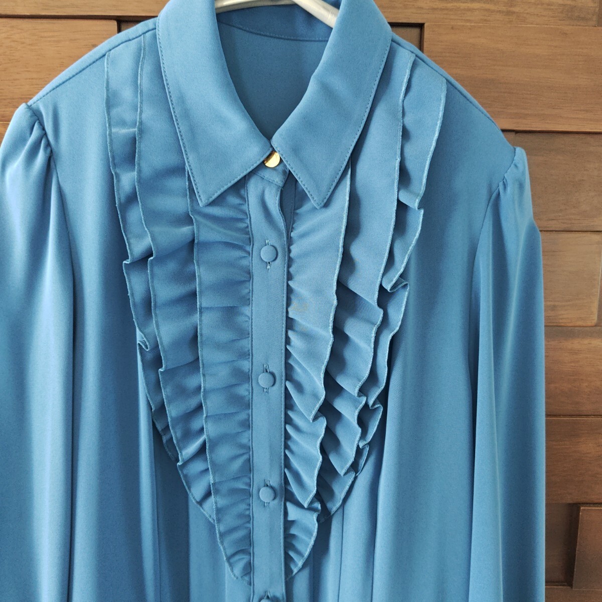 【新品】LOULOU WILLOUGHBY サテンフリルシャツワンピース ブルー_画像6