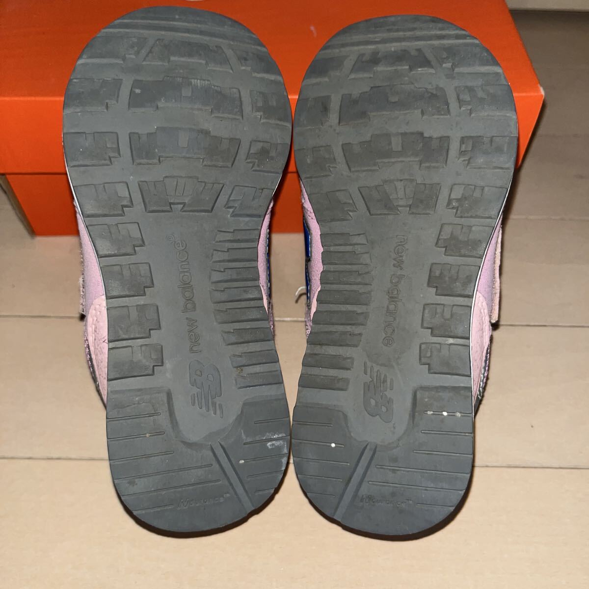 ニューバランス スニーカー キッズ New Balance ピンク 運動靴 ダメージ少ない 薄紫 新品に近い_画像4