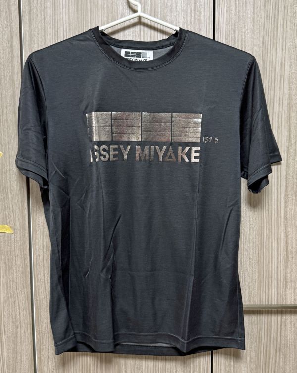 イッセイ・ミヤケ　1325 Tシャツ　箔押し　新品　Issey Miyake Mサイズ_画像1