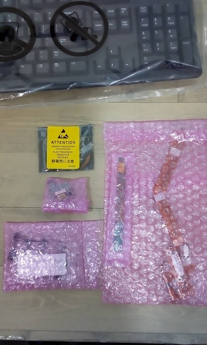 ◇パソコンパーツ 13点 おまとめ　キーボード　マザーボード　パーツ　部品　ノートパソコン　キーボード/DELL PC 動作未確認 ジャンク品_画像10
