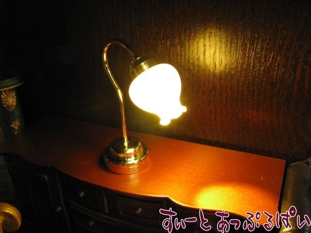 クリックポスト可　ミニチュア　 3V電池式LED照明　 ちょっと大きめ　　デスクランプ　チューリップ　HKL-DL　ドールハウス用_画像1