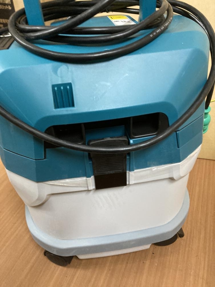 012◆おすすめ品◆マキタ 乾湿両用集じん機 VC1520　※外箱の持ち手部分ダンボール破れあり_画像3