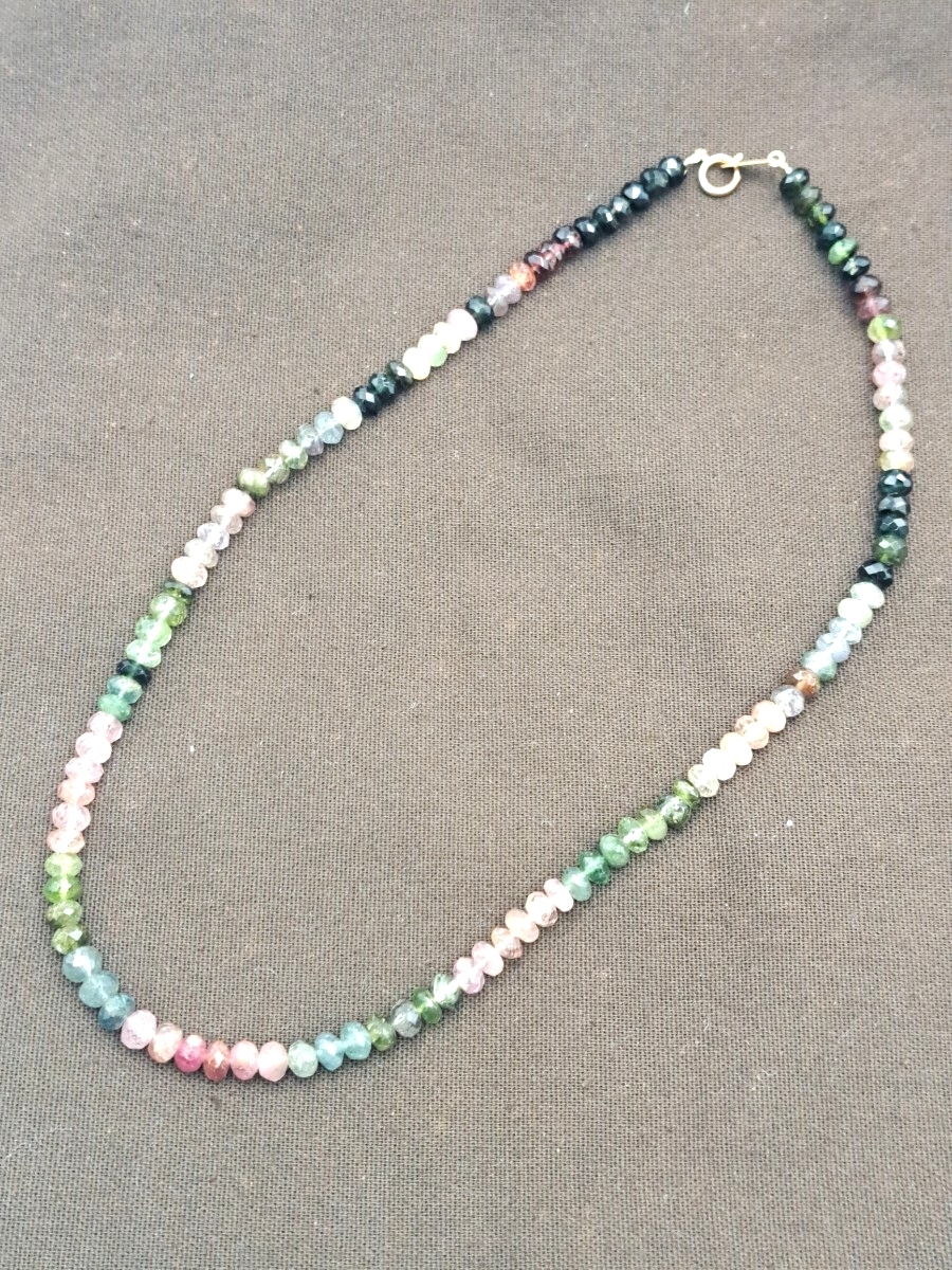 y32【 K18 1円スタート 】美品 カラーストーンネックレス 留め具 K18 約19.2g_画像1