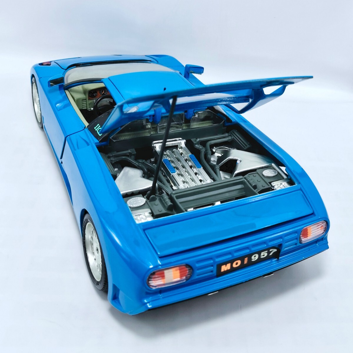 burago BBurago 1/18 Bugatti EB110 Quad турбо 1991 голубой 