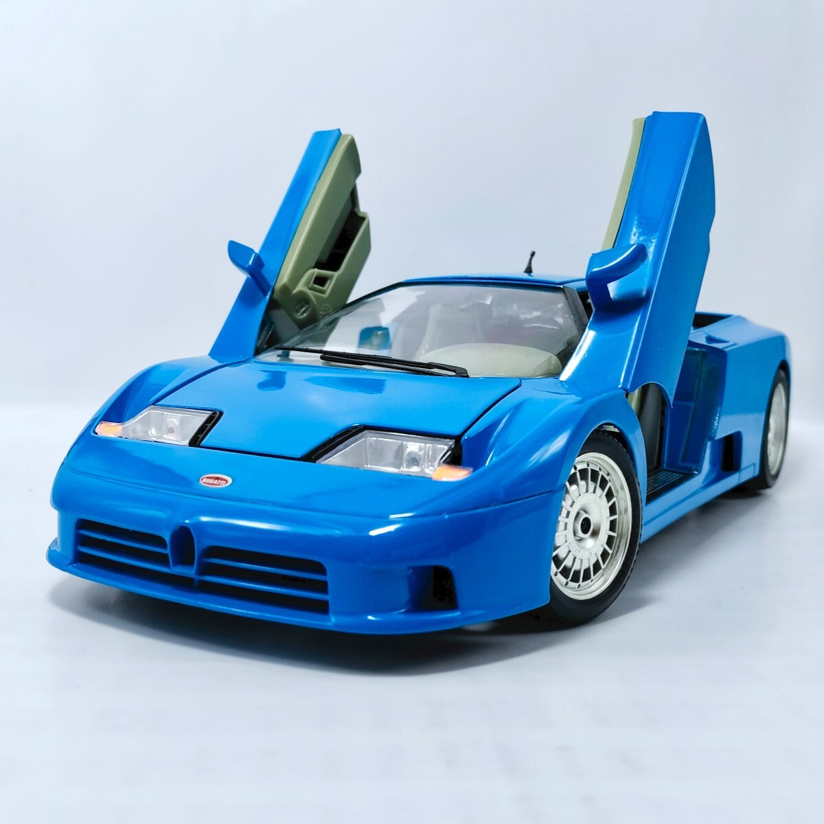 burago BBurago 1/18 Bugatti EB110 Quad турбо 1991 голубой 