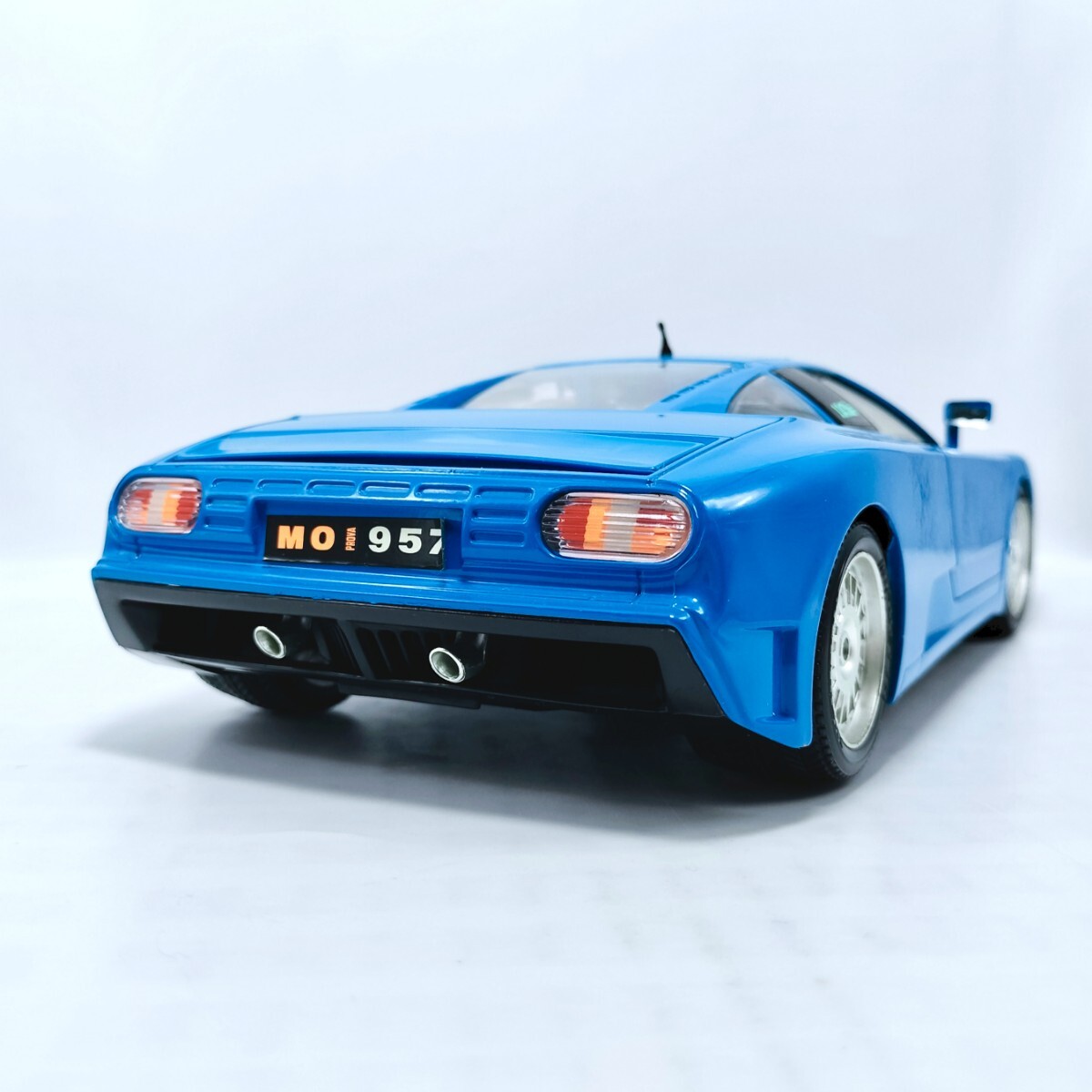 burago BBurago 1/18 Bugatti EB110 Quad турбо 1991 голубой 