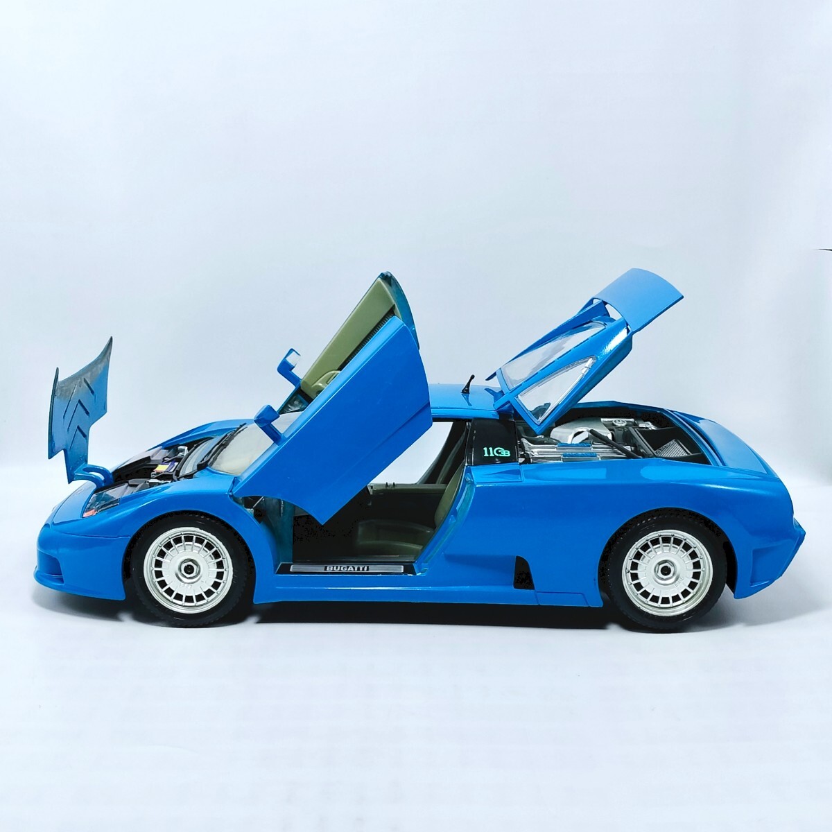 burago BBurago 1/18 Bugatti EB110 Quad турбо 1991 голубой 