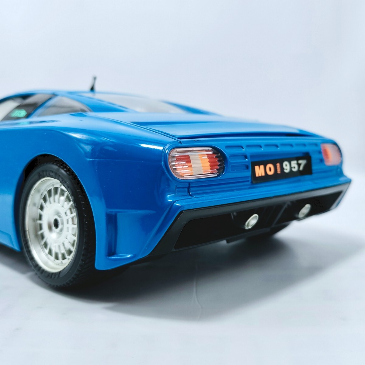 burago BBurago 1/18 Bugatti EB110 Quad турбо 1991 голубой 