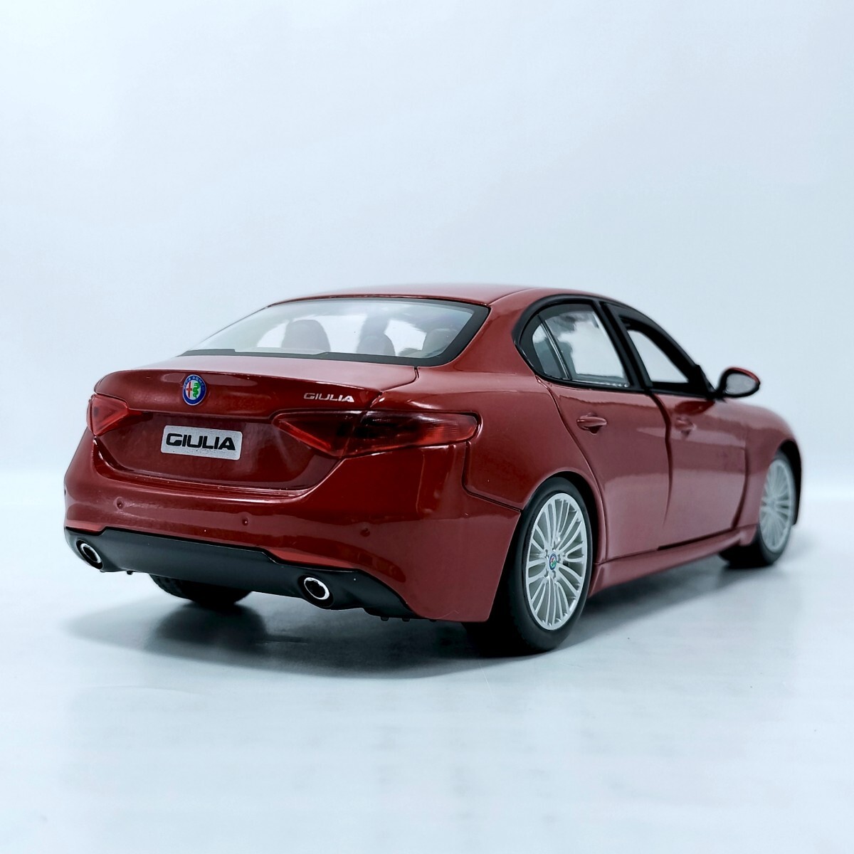burago BBurago 1/24 модель 952 Alpha Romeo Giulia 2.0 турбо 2017 темный красный