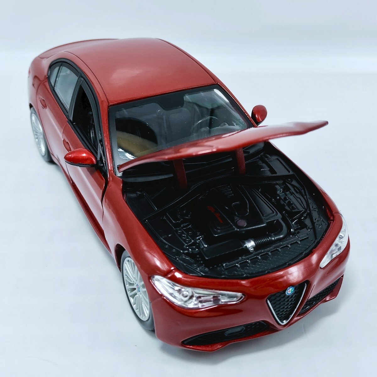 burago BBurago 1/24 модель 952 Alpha Romeo Giulia 2.0 турбо 2017 темный красный