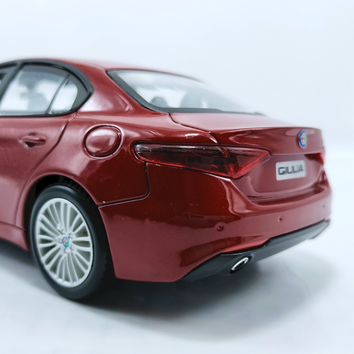 burago BBurago 1/24 модель 952 Alpha Romeo Giulia 2.0 турбо 2017 темный красный