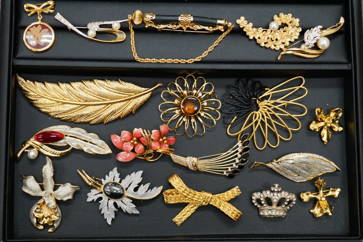 C962 海外製含む ゴールドカラー ヴィンテージ ブローチ アクセサリー 大量 セット まとめて おまとめ まとめ売り 装飾品_画像1