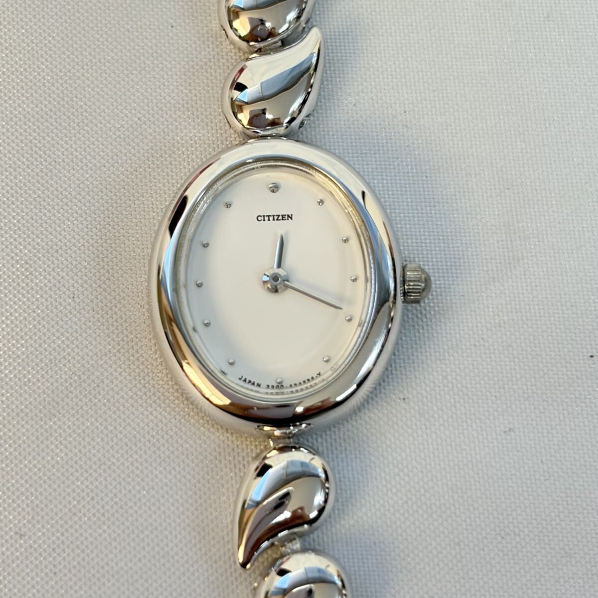 【1121M25】CITIZEN シチズン ラウンド シルバー 2200-226585 クォーツ レディース 腕時計 不動品_画像2