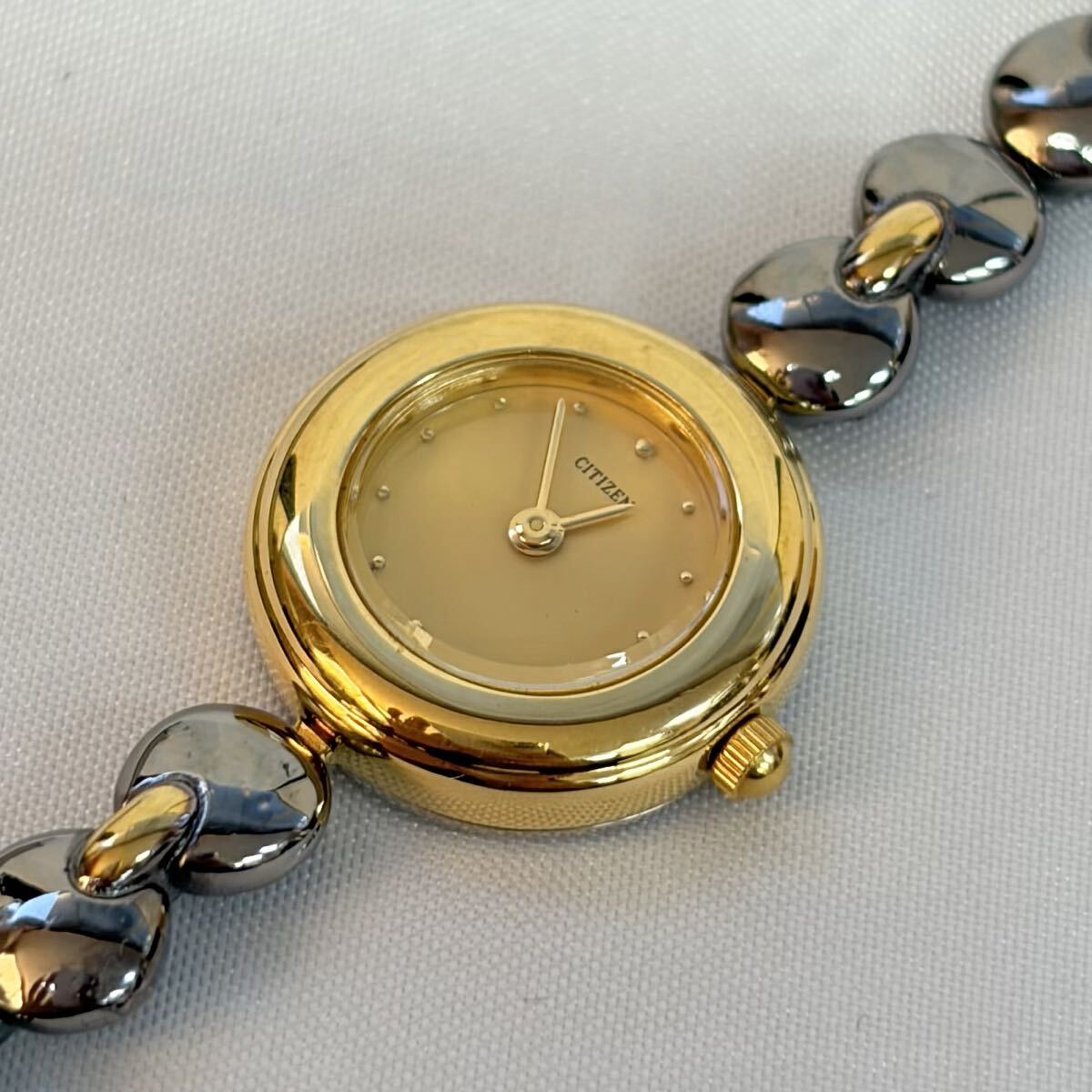 【1121M26】CITIZEN シチズン 2200-226631 ゴールド ラウンド ゴールド文字盤 2針 ブレスレットウォッチ レディース クォーツ 腕時計不動品_画像2