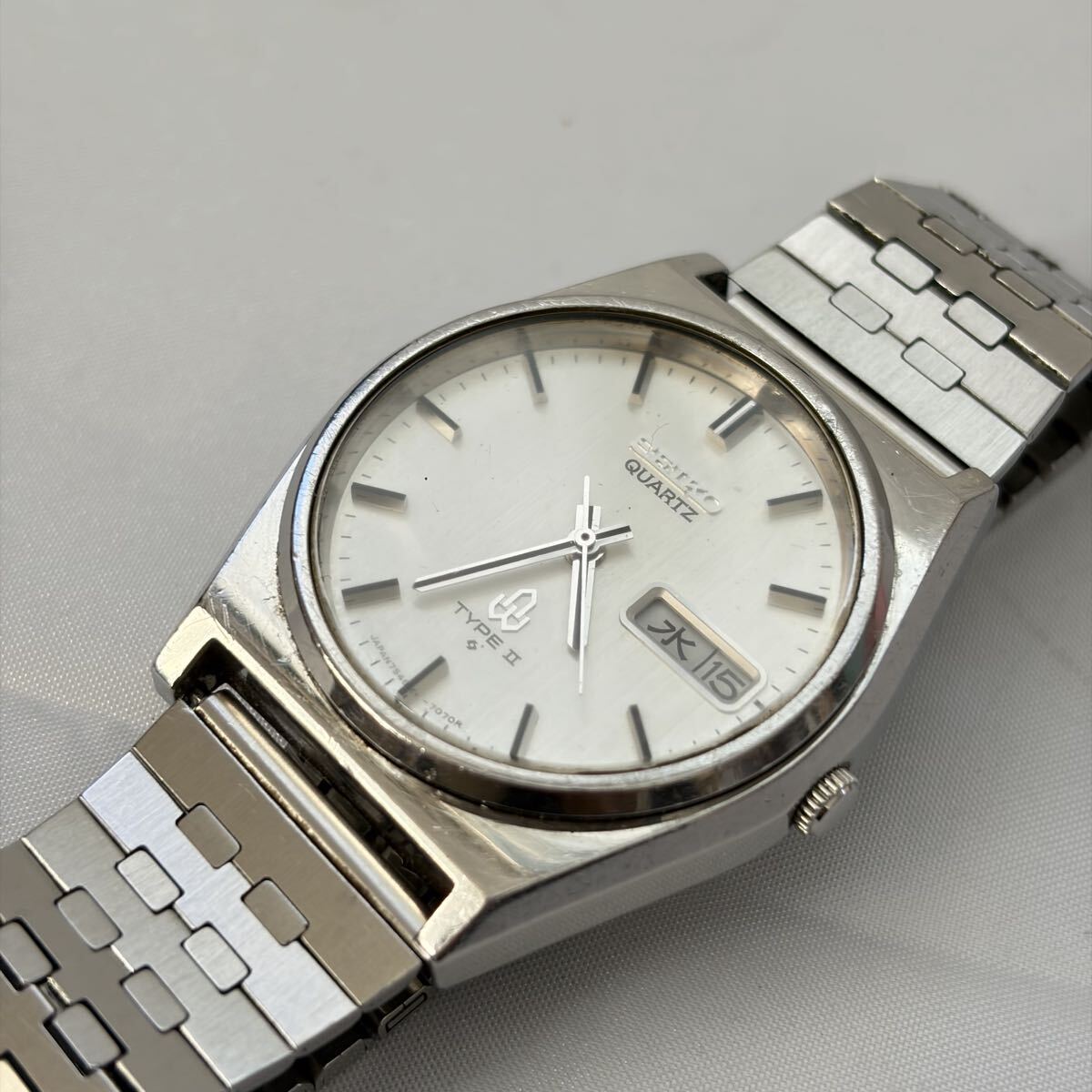 【1122M1】SEIKO セイコー TYPEⅡ 7546-7060 QZ クォーツ デイデイト シルバーカラー 3針 ラウンド メンズ腕時計 不動品_画像1