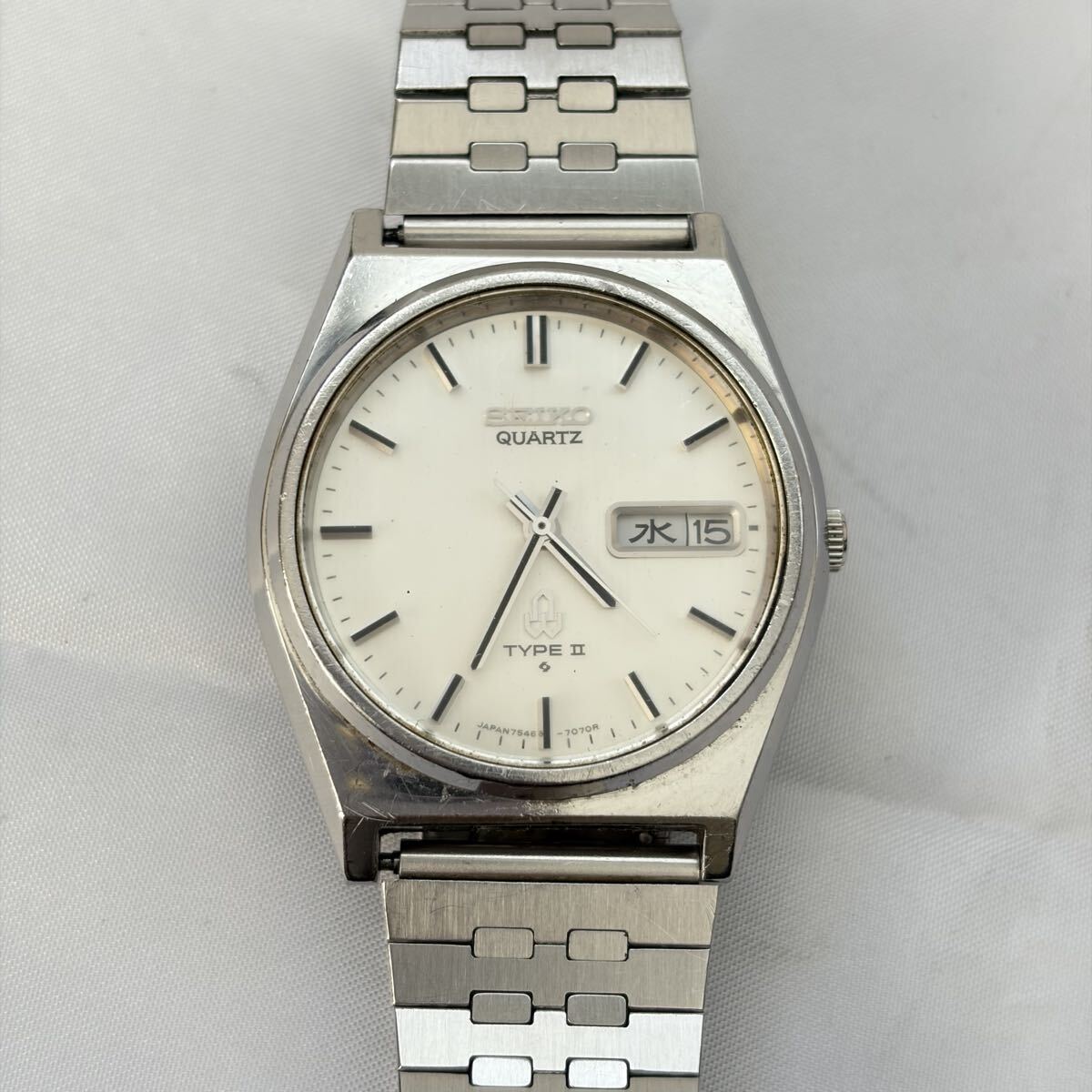 【1122M1】SEIKO セイコー TYPEⅡ 7546-7060 QZ クォーツ デイデイト シルバーカラー 3針 ラウンド メンズ腕時計 不動品_画像2