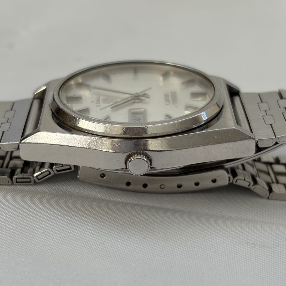 【1122M1】SEIKO セイコー TYPEⅡ 7546-7060 QZ クォーツ デイデイト シルバーカラー 3針 ラウンド メンズ腕時計 不動品_画像3