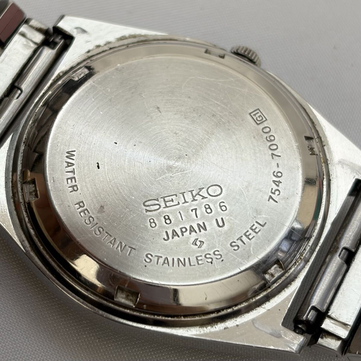 【1122M1】SEIKO セイコー TYPEⅡ 7546-7060 QZ クォーツ デイデイト シルバーカラー 3針 ラウンド メンズ腕時計 不動品_画像4