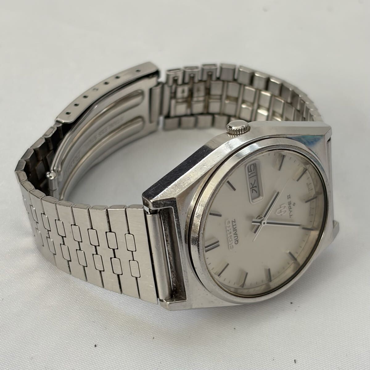 【1122M1】SEIKO セイコー TYPEⅡ 7546-7060 QZ クォーツ デイデイト シルバーカラー 3針 ラウンド メンズ腕時計 不動品_画像7