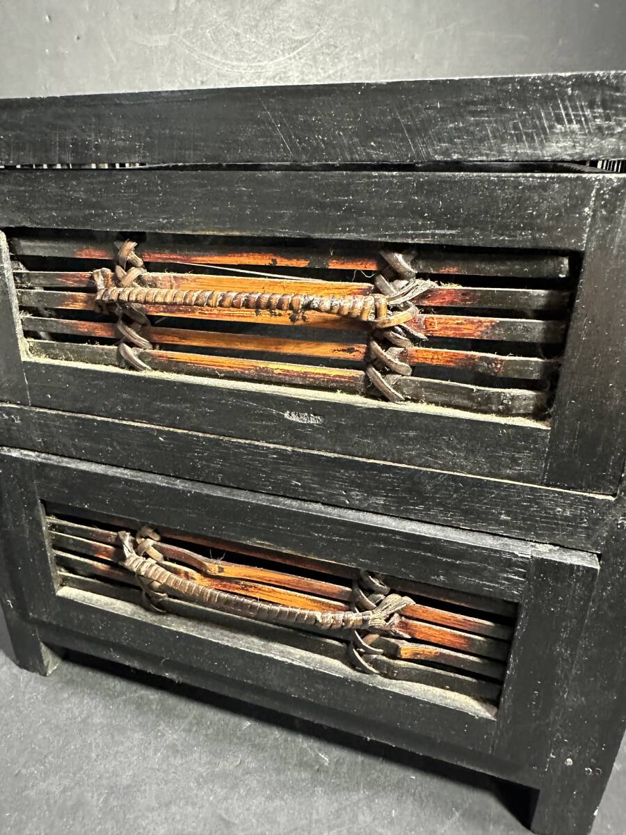 ★コレクター必見！！ 当時物 現状品 アジアン 竹 木製 二段 小箪笥 茶色 インテリア ビンテージ レトロ 小物入れ 小家具 収納 KZ929_画像3