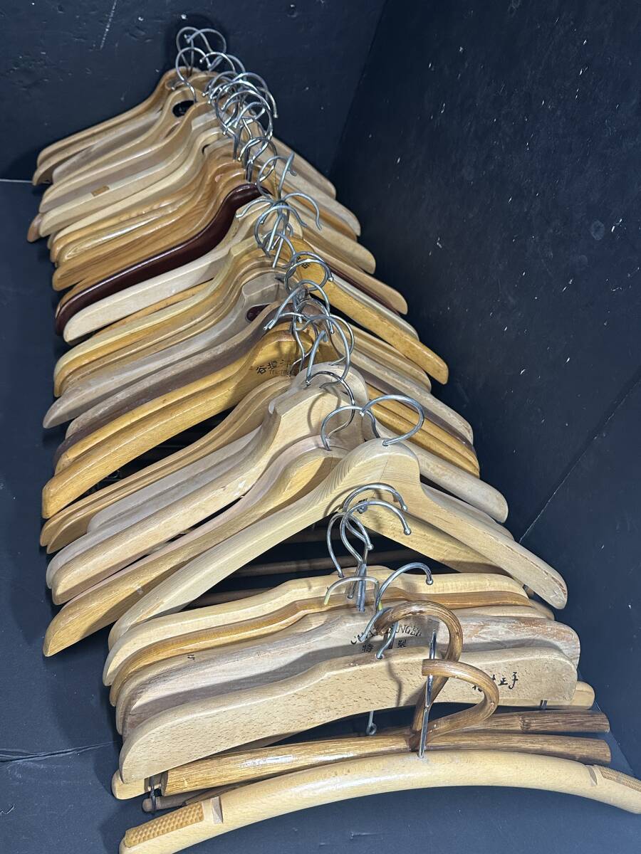 ★コレクター必見!! ビンテージ 木製 ハンガー 計50本 まとめ売り セット パンツ ブラウン インテリア 洋服掛け スーツ レトロ IK117_画像1