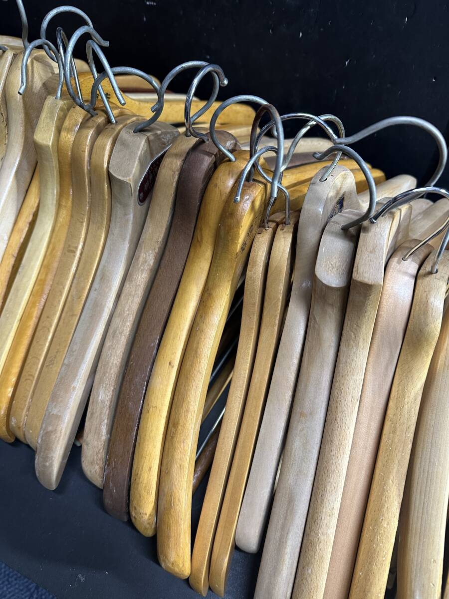 ★コレクター必見!! ビンテージ 木製 ハンガー 計50本 まとめ売り セット パンツ ブラウン インテリア 洋服掛け スーツ レトロ IK117_画像3