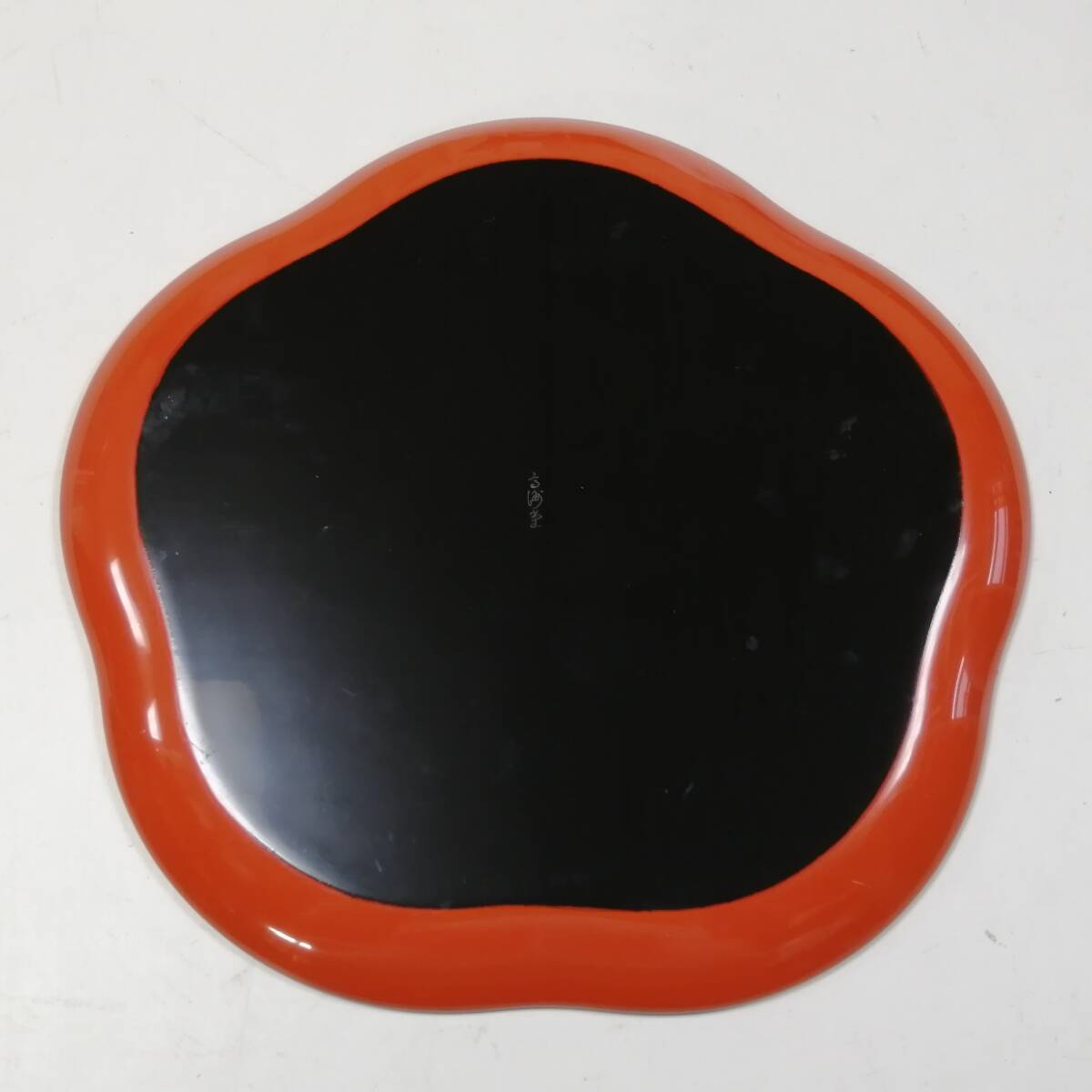 ◎25111206　朱塗り 漆塗り 梅形皿 漆器 金散らし 直径約20.5cm 薄皿 平皿 花型 共箱入り 菓子皿 金彩 在銘 刻銘 煎茶道具 茶器 工芸品_画像8