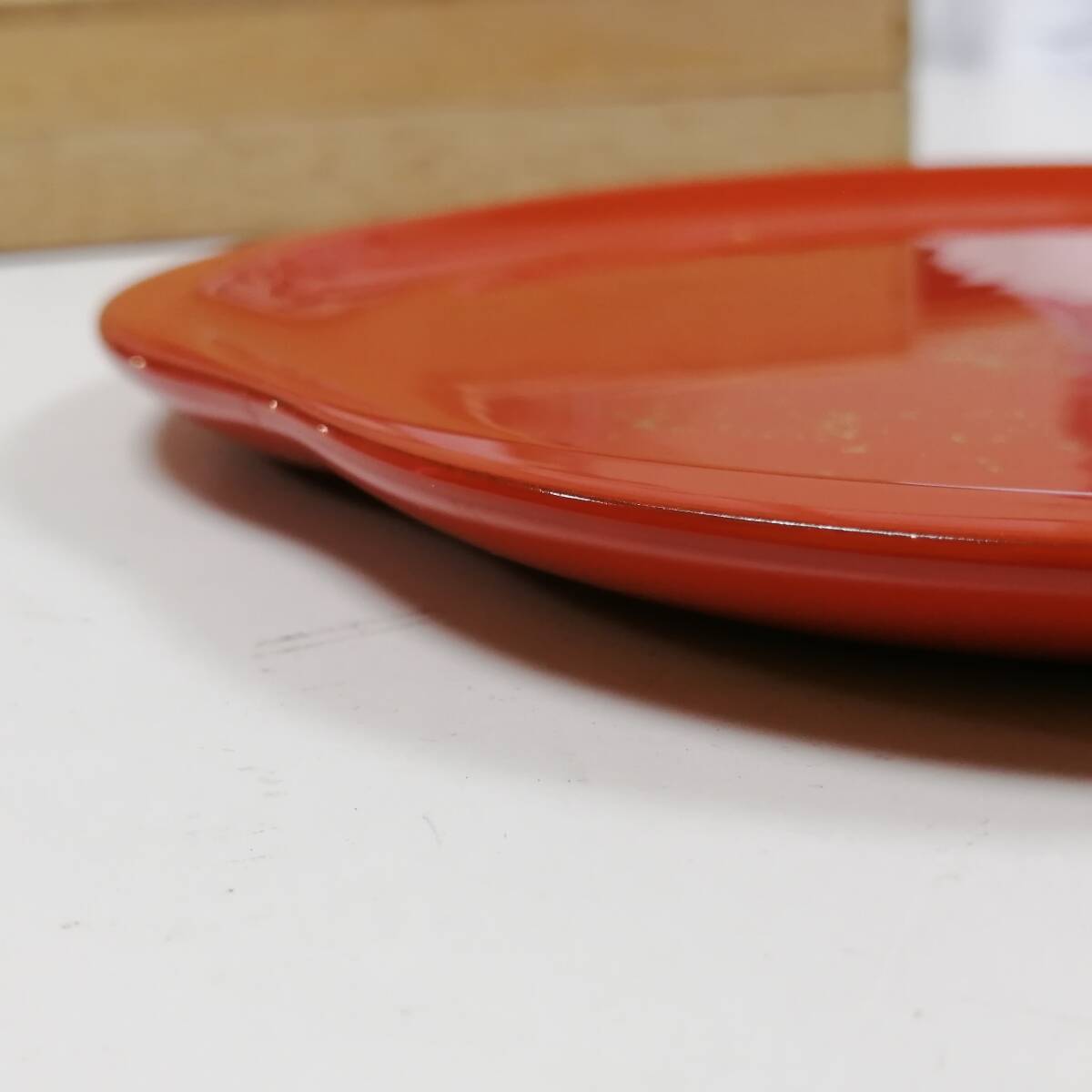 ◎25111206　朱塗り 漆塗り 梅形皿 漆器 金散らし 直径約20.5cm 薄皿 平皿 花型 共箱入り 菓子皿 金彩 在銘 刻銘 煎茶道具 茶器 工芸品_画像6