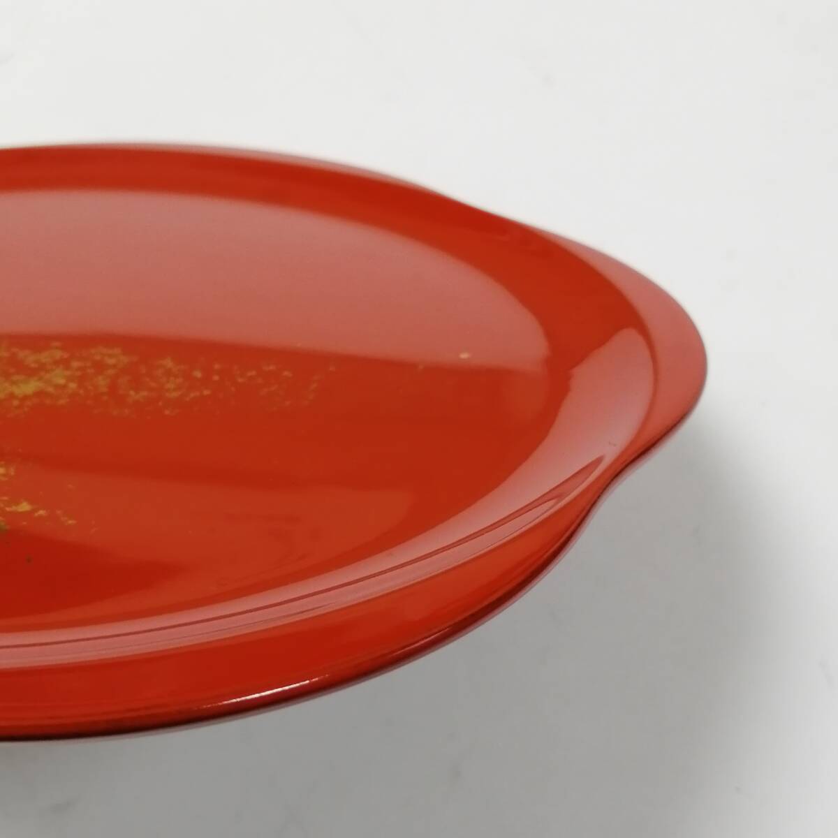 ◎25111206　朱塗り 漆塗り 梅形皿 漆器 金散らし 直径約20.5cm 薄皿 平皿 花型 共箱入り 菓子皿 金彩 在銘 刻銘 煎茶道具 茶器 工芸品_画像7
