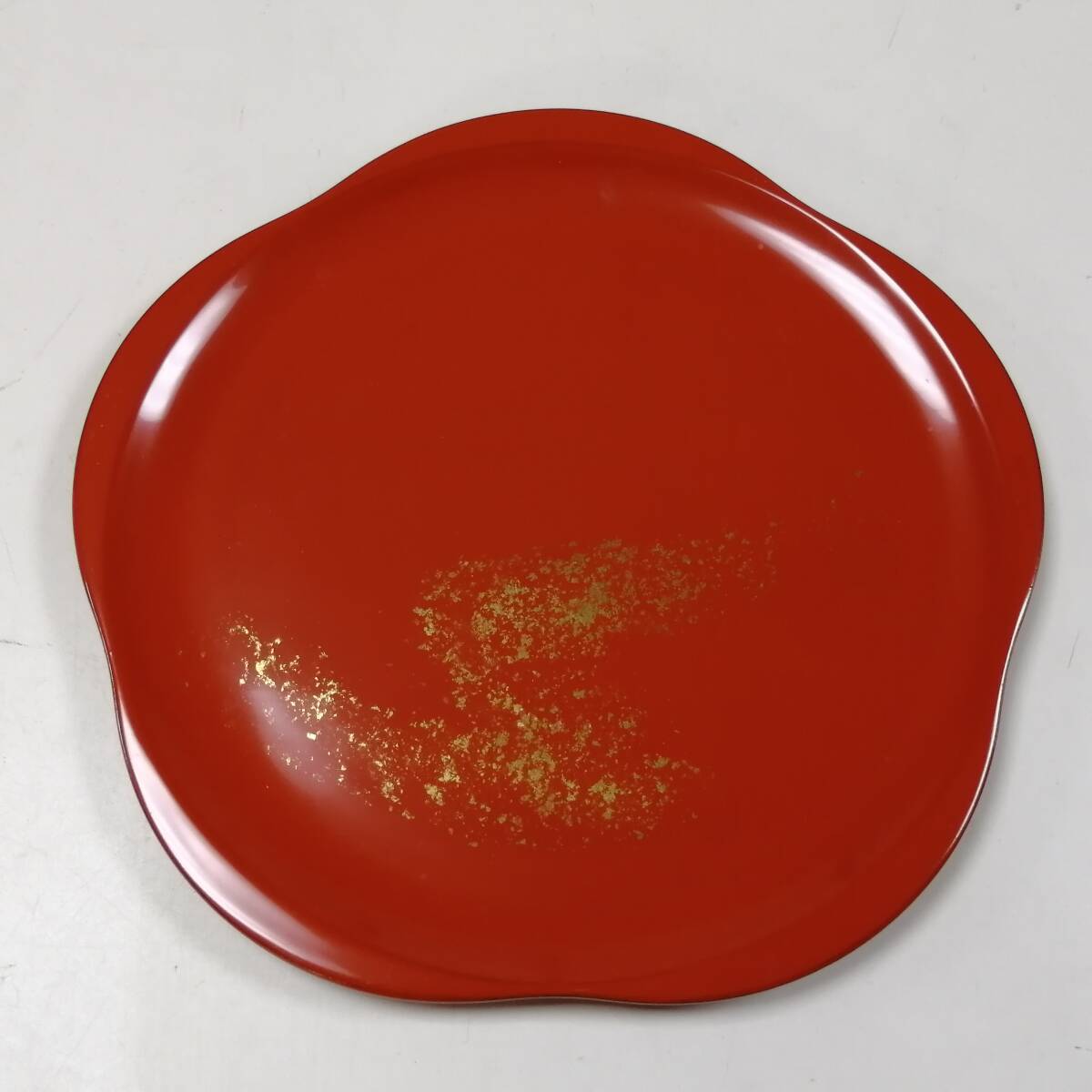 ◎25111206　朱塗り 漆塗り 梅形皿 漆器 金散らし 直径約20.5cm 薄皿 平皿 花型 共箱入り 菓子皿 金彩 在銘 刻銘 煎茶道具 茶器 工芸品_画像2