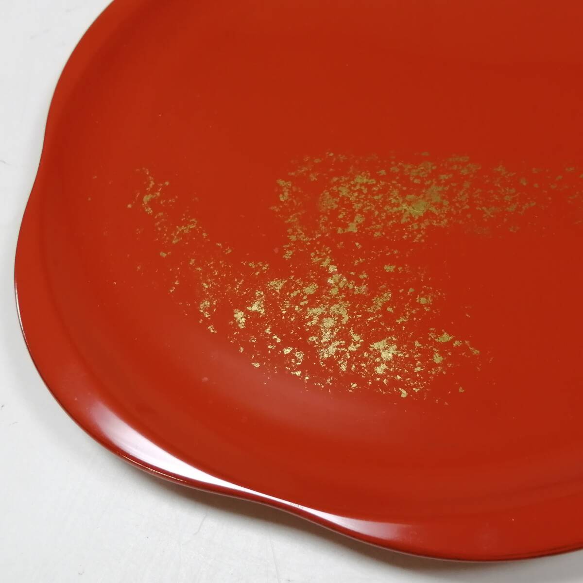 ◎25111206　朱塗り 漆塗り 梅形皿 漆器 金散らし 直径約20.5cm 薄皿 平皿 花型 共箱入り 菓子皿 金彩 在銘 刻銘 煎茶道具 茶器 工芸品_画像3