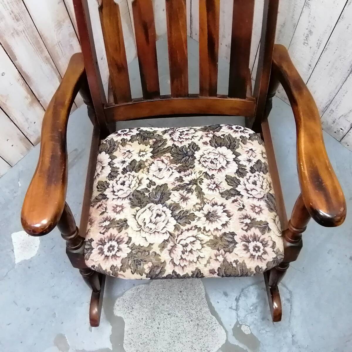 ◎25111210　ヴィンテージ ロッキングチェア 木製フレーム 花柄布張り アンティーク調 揺り椅子 リビングチェア ハイバック_画像2