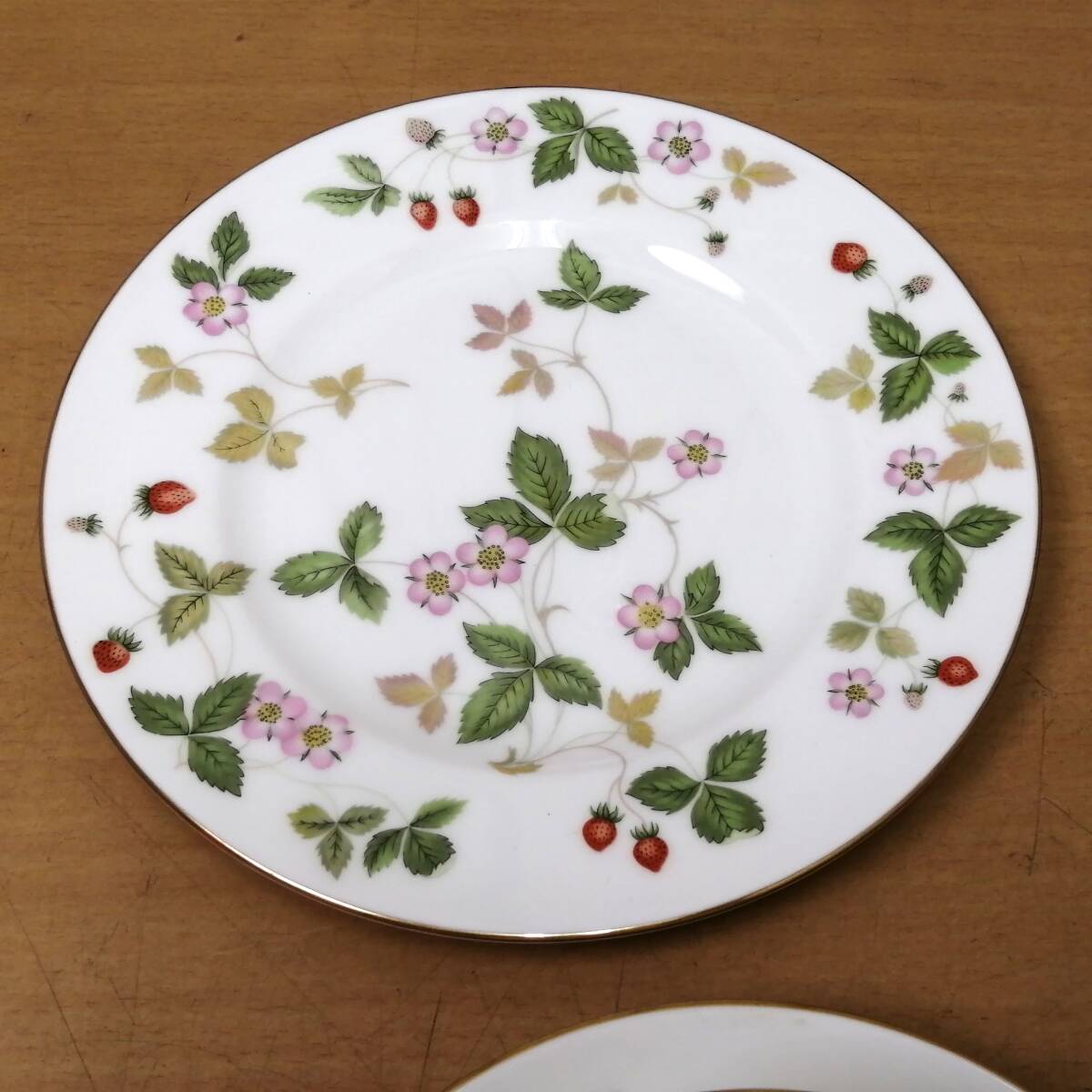 〇25112107　WEDGWOOD ウェッジウッド ワイルドストロベリー ペアセット カップ＆ソーサー＆ケーキプレート 6点セット 金彩 洋食器_画像3