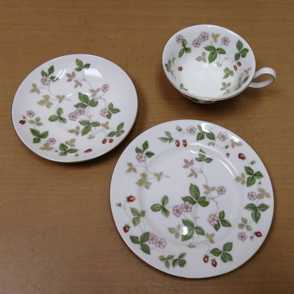〇25112107　WEDGWOOD ウェッジウッド ワイルドストロベリー ペアセット カップ＆ソーサー＆ケーキプレート 6点セット 金彩 洋食器_画像7