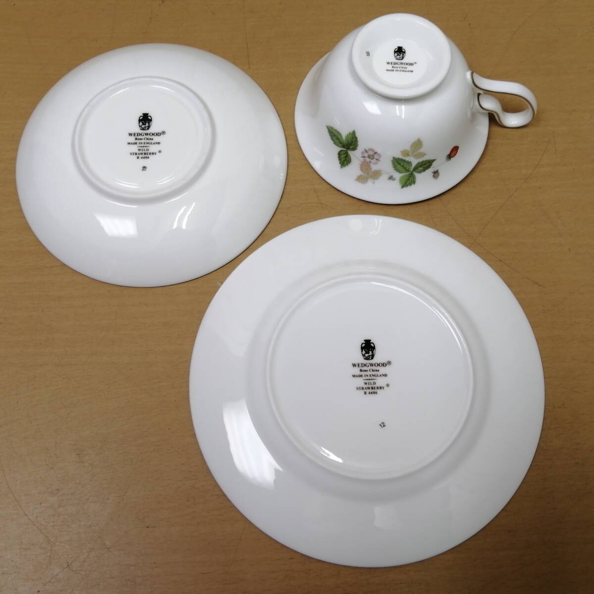 〇25112107　WEDGWOOD ウェッジウッド ワイルドストロベリー ペアセット カップ＆ソーサー＆ケーキプレート 6点セット 金彩 洋食器_画像8