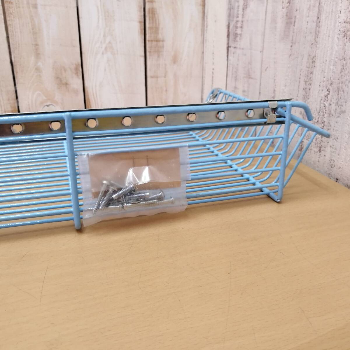 〇25112109v　【未使用】 昭和レトロ　ポリサロン棚　キッチン　壁掛け　吊りシェルフ　水色　ワイヤーラック　幅約79.5cm　当時物_画像9
