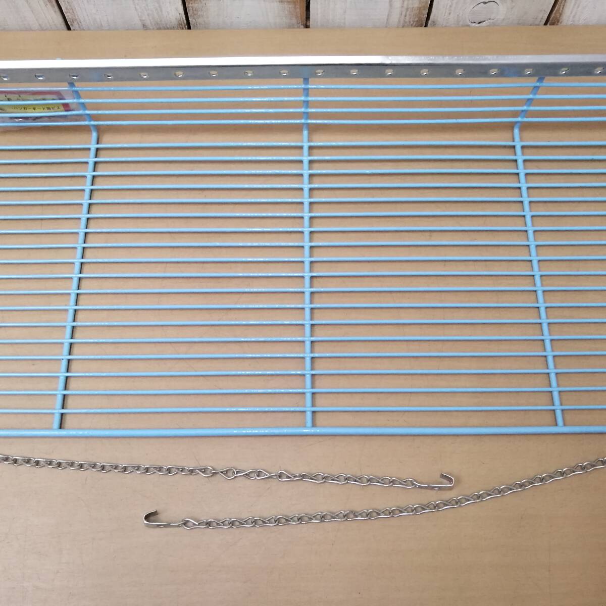 〇25112109v　【未使用】 昭和レトロ　ポリサロン棚　キッチン　壁掛け　吊りシェルフ　水色　ワイヤーラック　幅約79.5cm　当時物_画像5