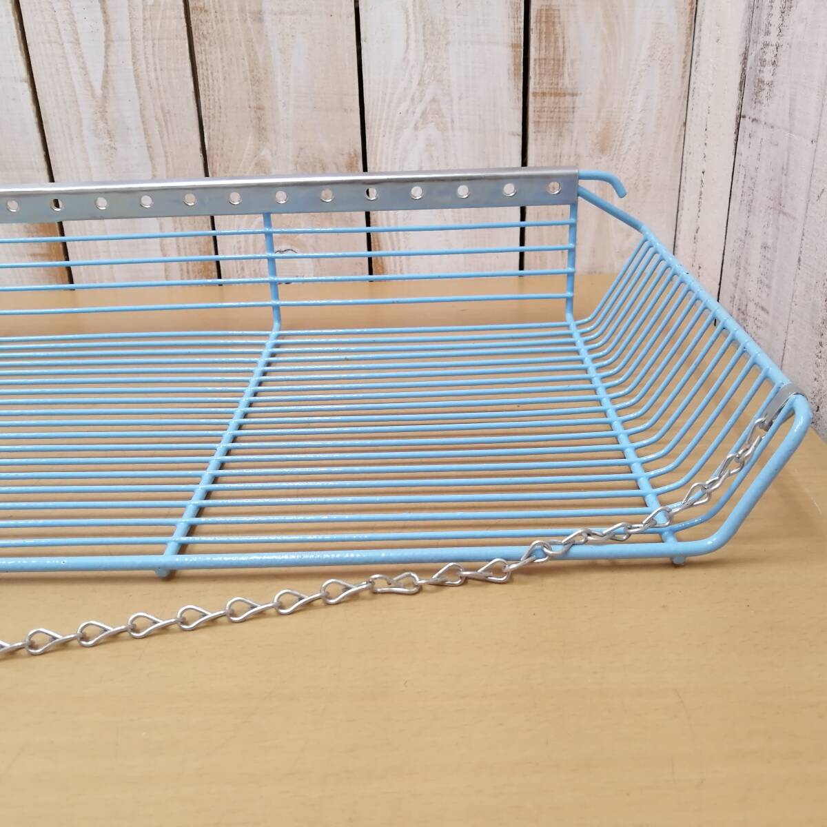 〇25112109v　【未使用】 昭和レトロ　ポリサロン棚　キッチン　壁掛け　吊りシェルフ　水色　ワイヤーラック　幅約79.5cm　当時物_画像4