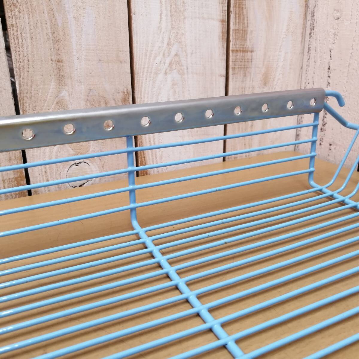 〇25112109v　【未使用】 昭和レトロ　ポリサロン棚　キッチン　壁掛け　吊りシェルフ　水色　ワイヤーラック　幅約79.5cm　当時物_画像7