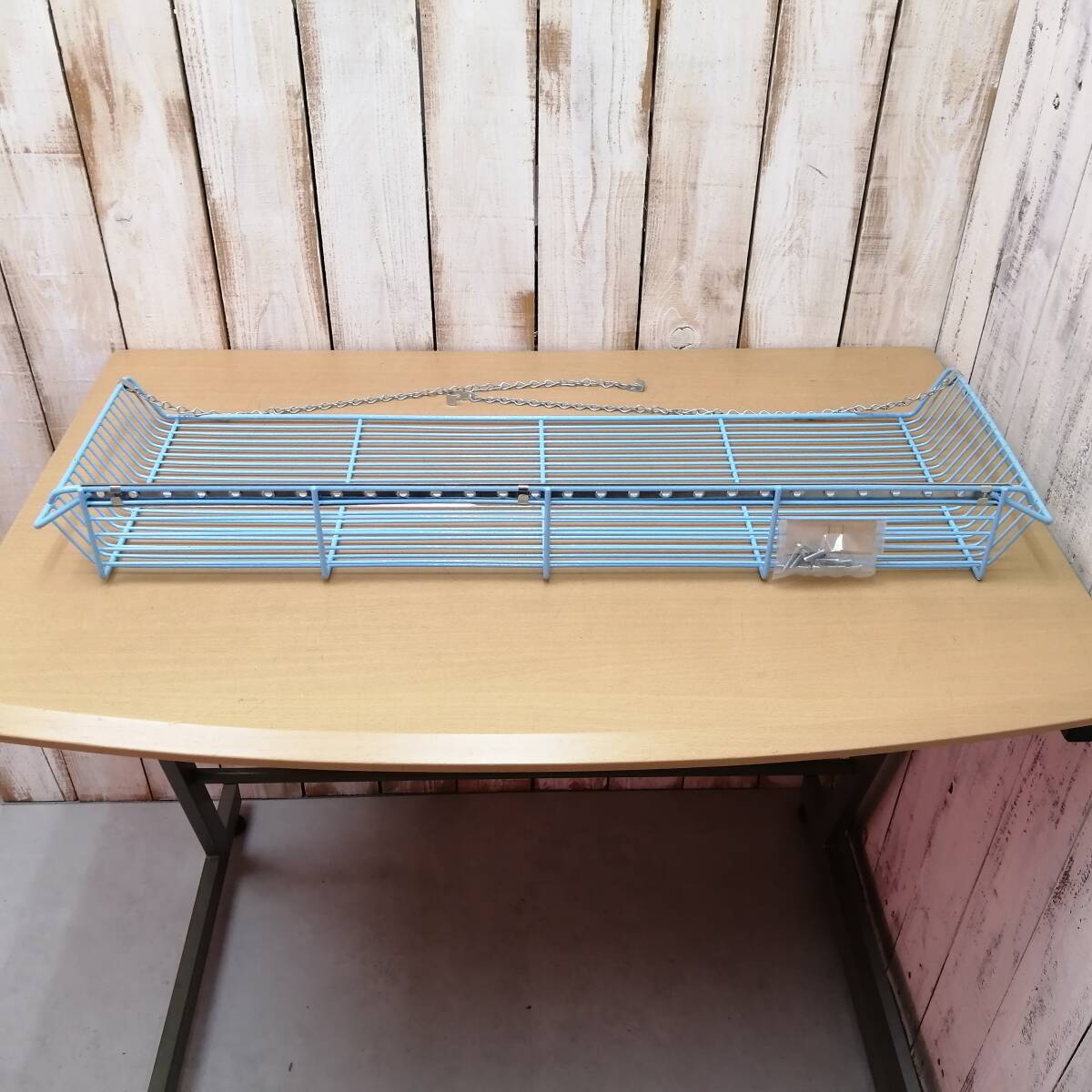 〇25112109v　【未使用】 昭和レトロ　ポリサロン棚　キッチン　壁掛け　吊りシェルフ　水色　ワイヤーラック　幅約79.5cm　当時物_画像8