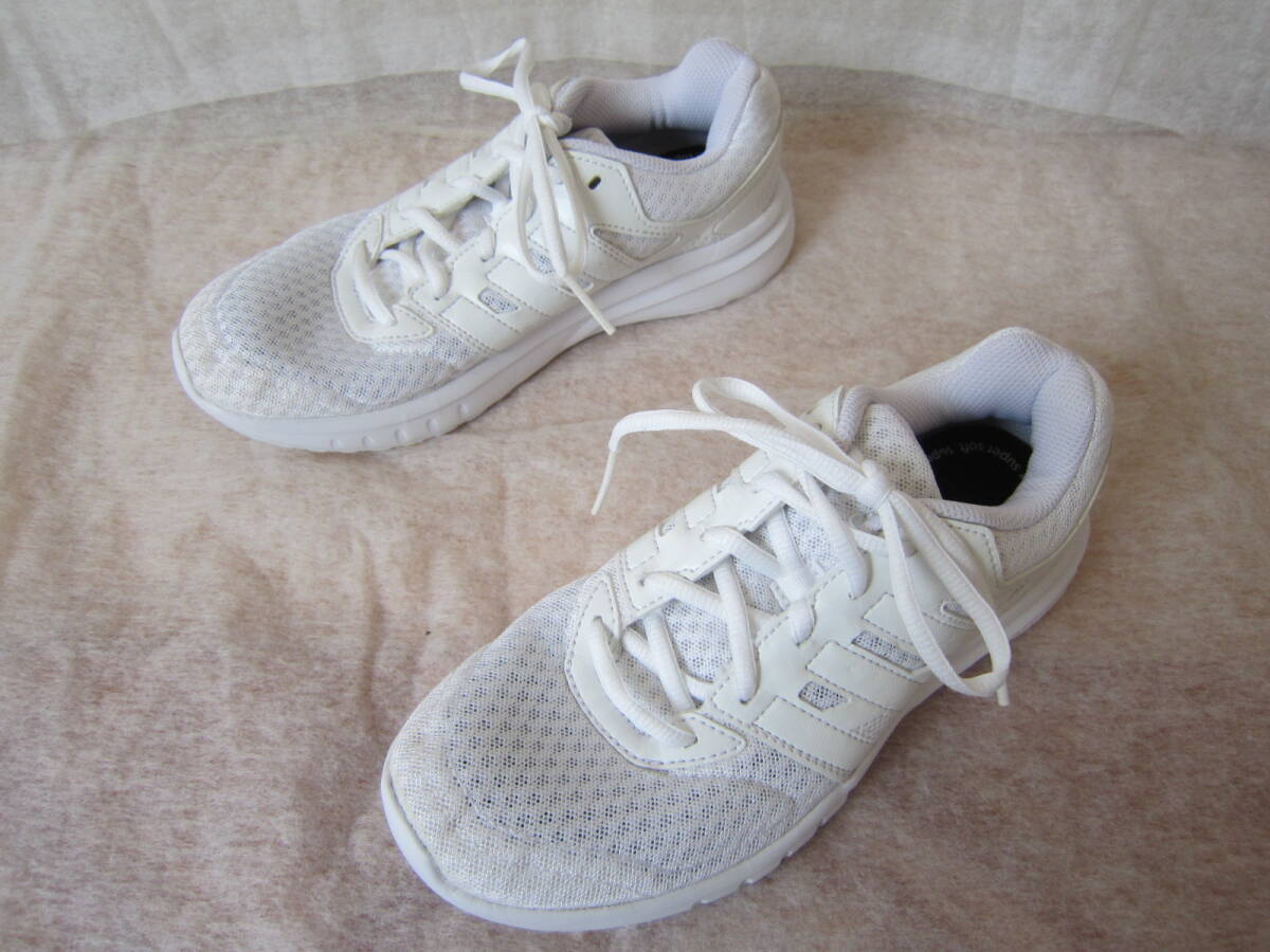 未使用？　adidas Galaxy 2（アディダス ギャラクシー２）[AQ2897]　2016年製　ホワイト 白白　　22.5㎝ US4.5　　※通学用にも！　ok2510D_画像2