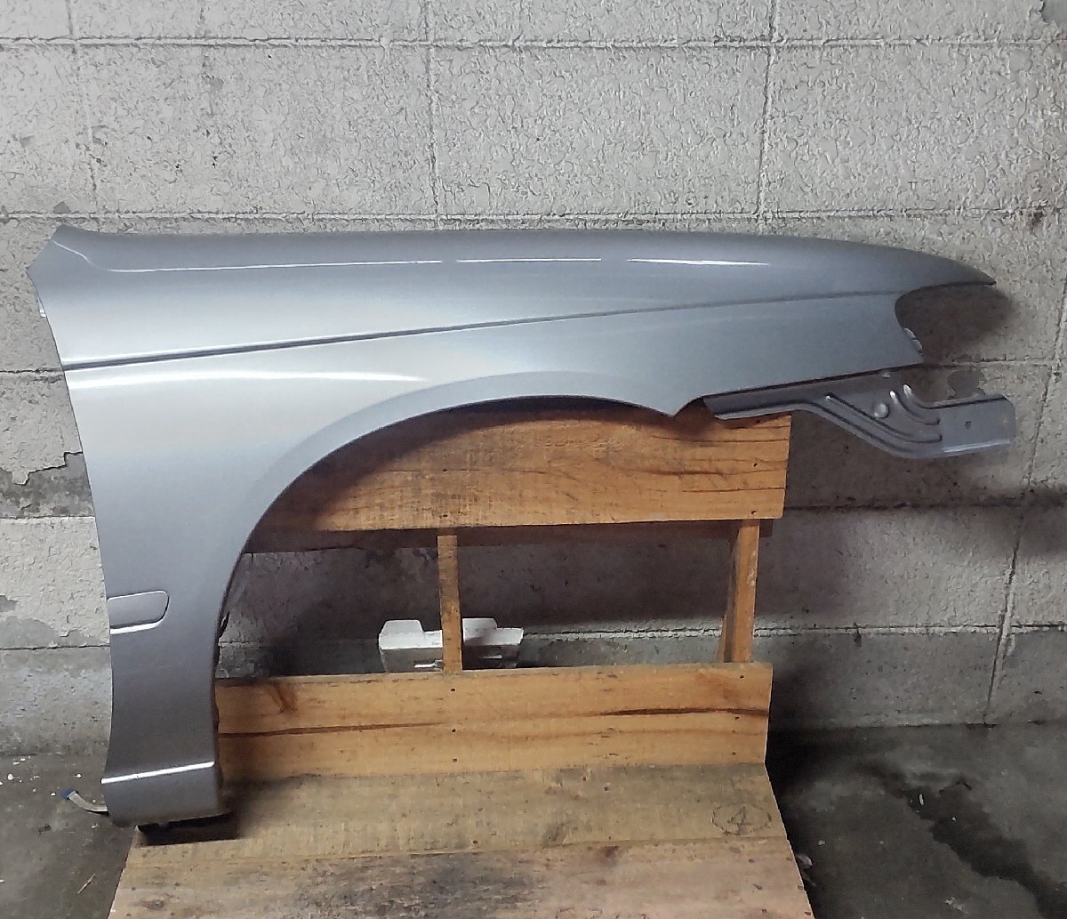 右 フェンダー 日産 アベニール SALUT/X PW11 H12/2 9066 0001 KR4 63100-WA000 中古 15002244_画像1