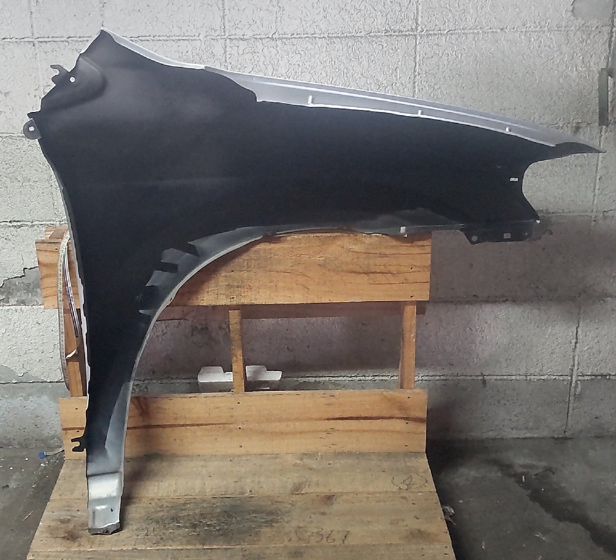 左 フェンダー マツダ MPV LW5W H11/6 10044 0002 18G LC62-52-211H 中古 15002491_画像2