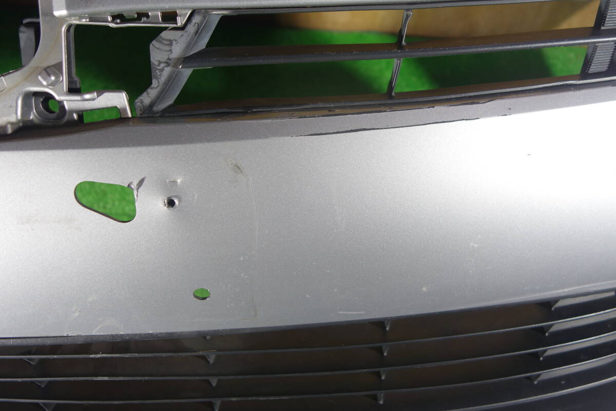 21395 ZVW51 (後期) プリウス フロントバンパー +上下グリル 1F7 シルバー 52119-47740_画像5