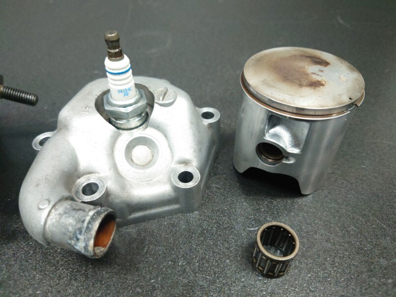 NSR250RK 89年HRC F3レーサー純正 美品 腰上シリンダー ピストンSETフロントバンク エンジン RCバルブ排気デバイスNSR250 MC18 MC21 RS250_画像2