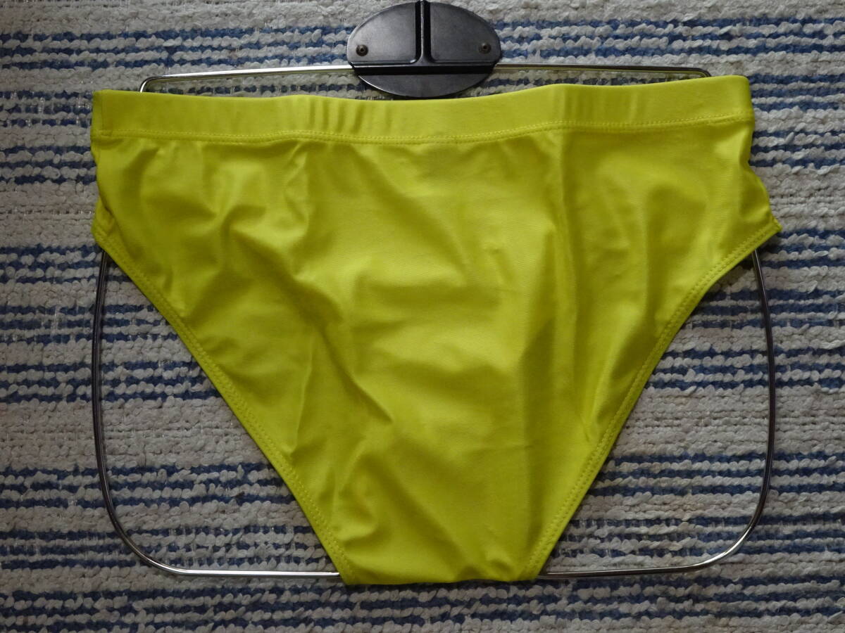 233 さわやかなデザインのスイムビキニパンツ SizeS イエロー×サイド・スポーツロゴ 新品_画像3