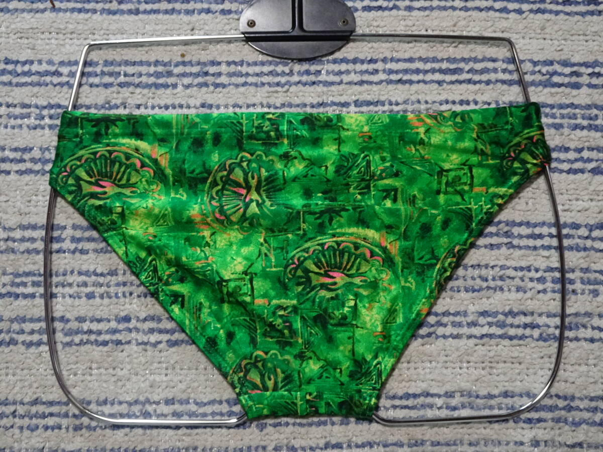 473　Ｌ　Ocean Pacificオーシャンパシフィック　際どいVカットデザインのスイムビキニパンツ 　SizeＬ　グリーン系の柄　中古_画像3