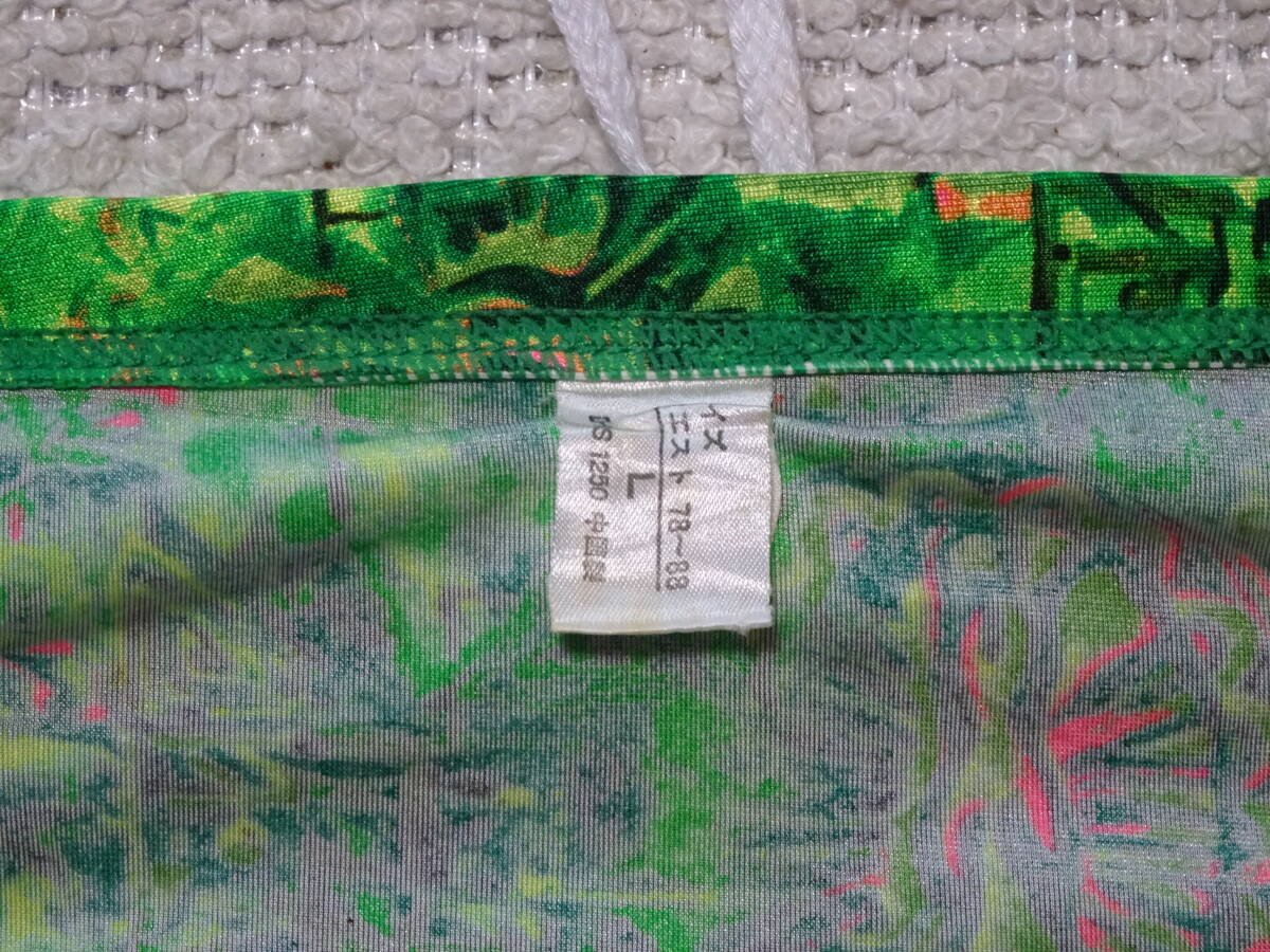 473　Ｌ　Ocean Pacificオーシャンパシフィック　際どいVカットデザインのスイムビキニパンツ 　SizeＬ　グリーン系の柄　中古_画像8
