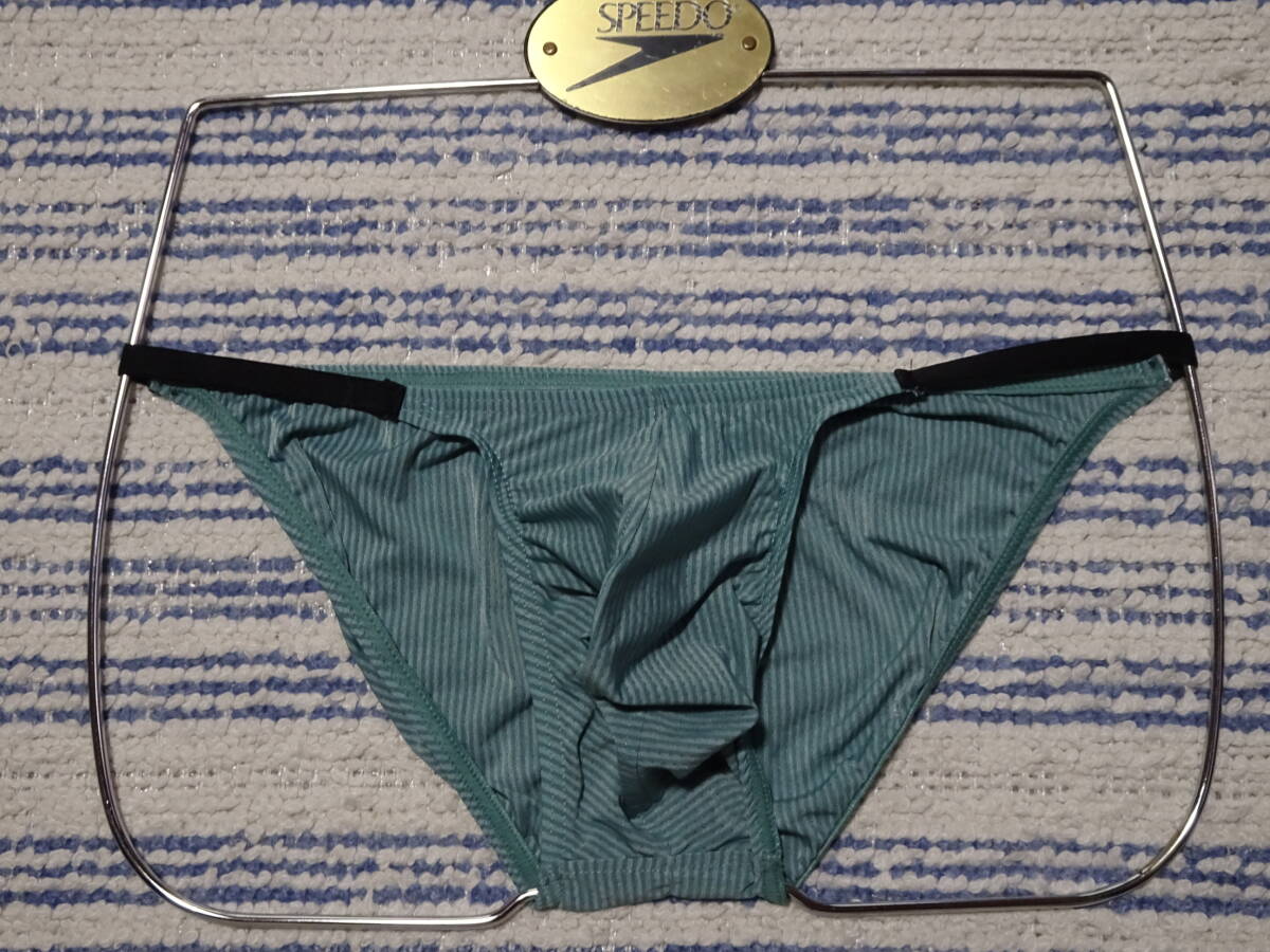 235　　際どいフロントガードのストリングビキニ　SizeＳ　グリーンストライプ柄デザイン　新品未使用_画像1